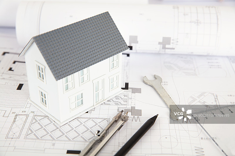 装修图纸上的小房子模型和各种工具图片素材