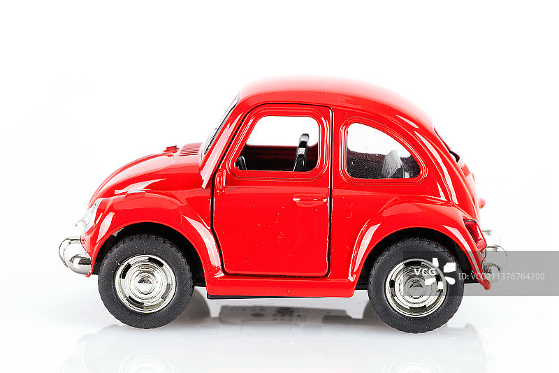 白背景上红色的小汽车模型图片素材