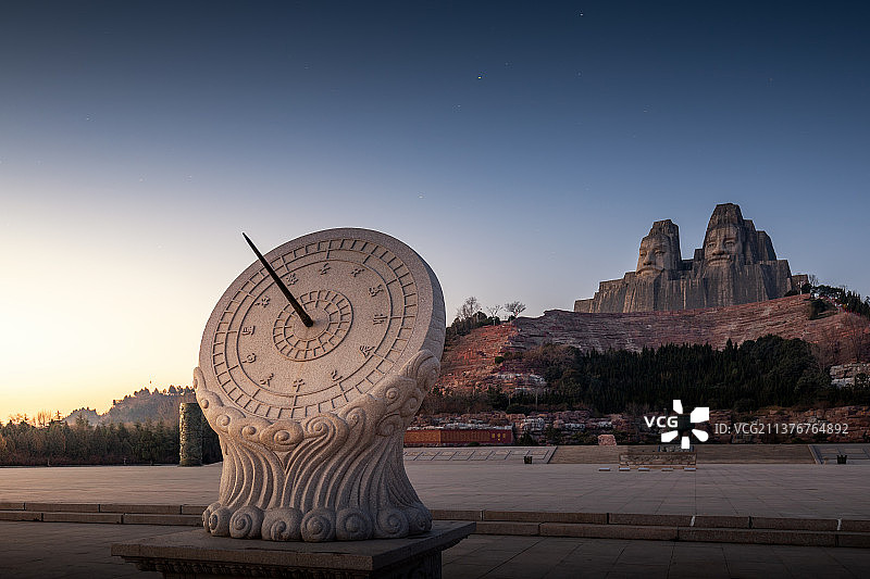 中国河南郑州黄河文化公园炎黄二帝塑像和日晷夜晚星空风光图片素材