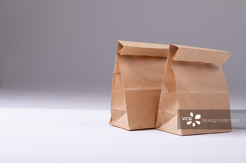 白色背景下的棕色纸质午餐袋特写，带复制空间图片素材