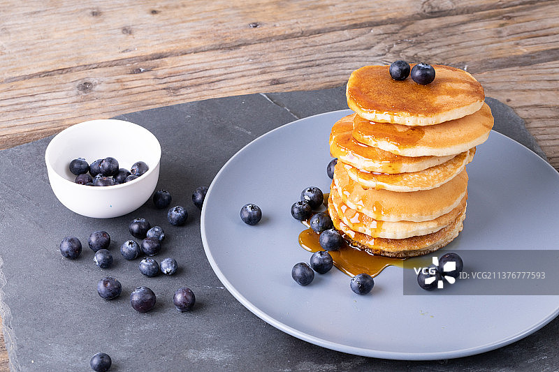 食物板上蓝莓糖浆堆叠煎饼的俯视图图片素材