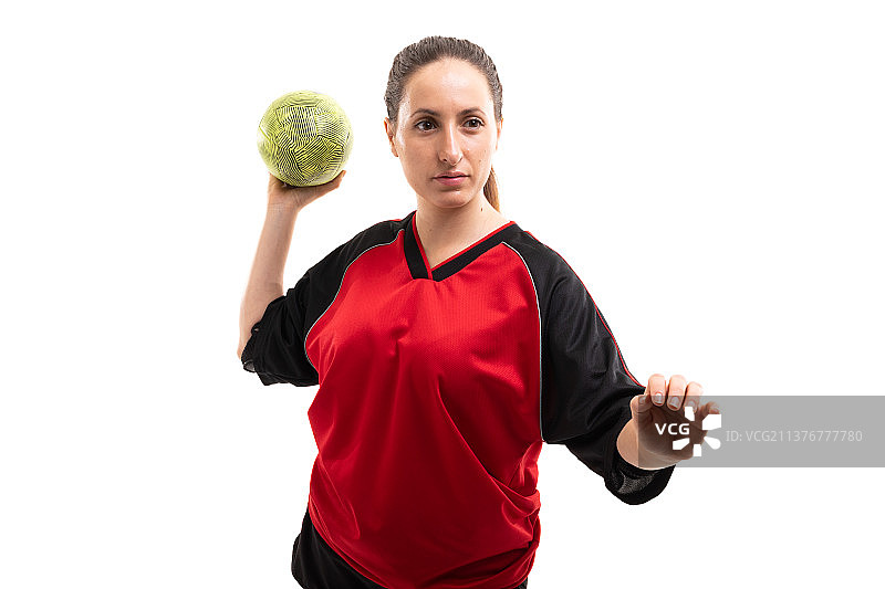 年轻女子手球运动员在白色背景下投掷手球图片素材