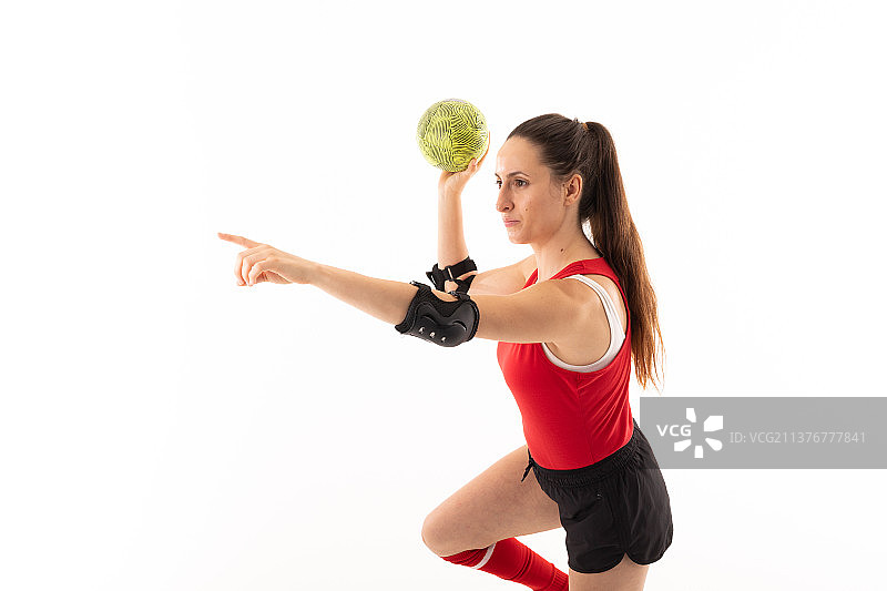 伸出手臂的年轻白人女子手球运动员，白色背景图片素材