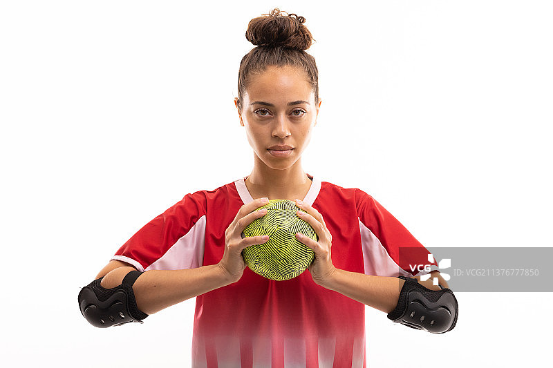 自信的混血年轻女手球运动员图片素材