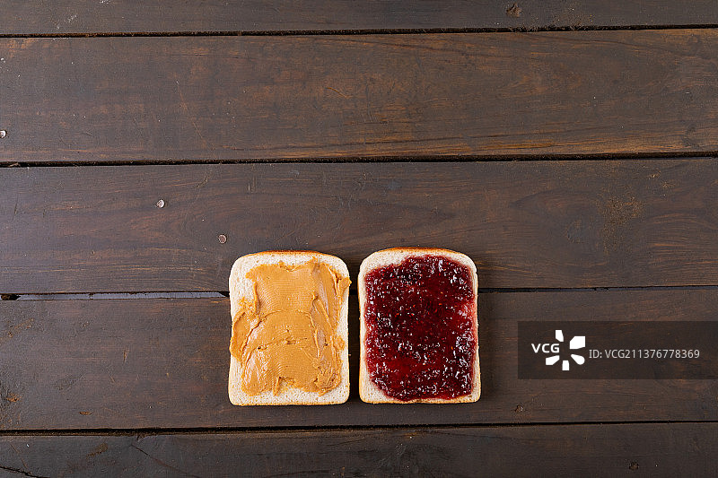 俯视：涂有花生酱和果酱的面包片图片素材