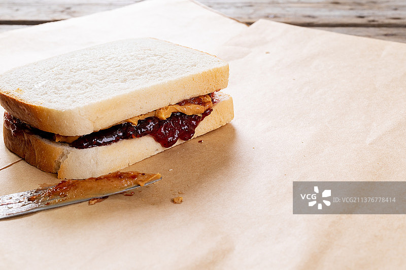 花生酱果酱三明治特写，配餐刀图片素材