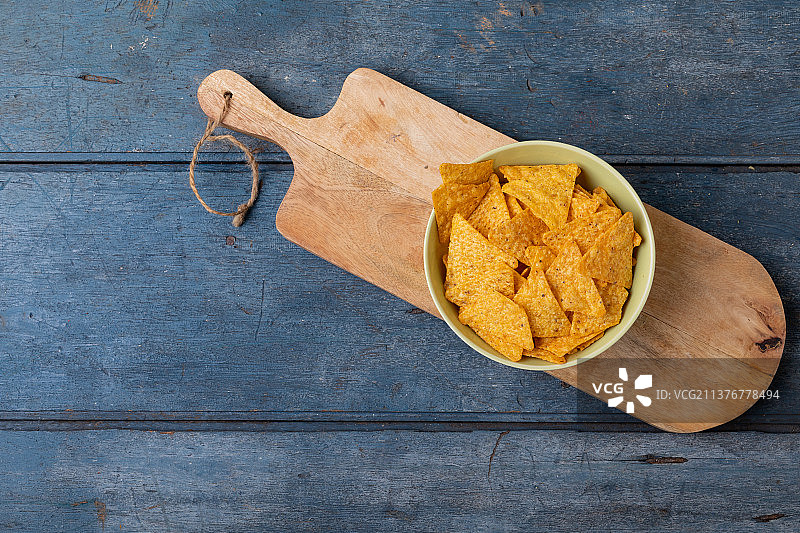 木桌上碗装玉米片的俯视照片图片素材