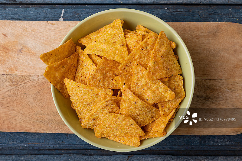 木桌上碗中玉米片特写镜头的俯视图图片素材