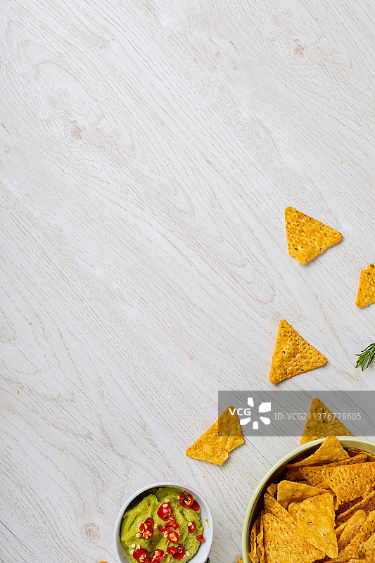 蘸酱和辣椒与玉米片图片素材