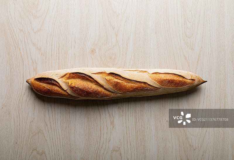法棍面包在木桌上的俯视图图片素材