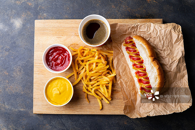 餐板上的热狗套餐俯视图图片素材