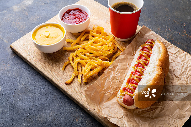餐板上热狗套餐的桌面俯视图图片素材
