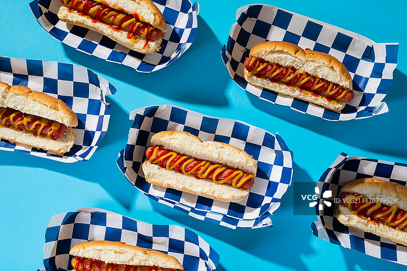 蓝色背景上的热狗图片素材