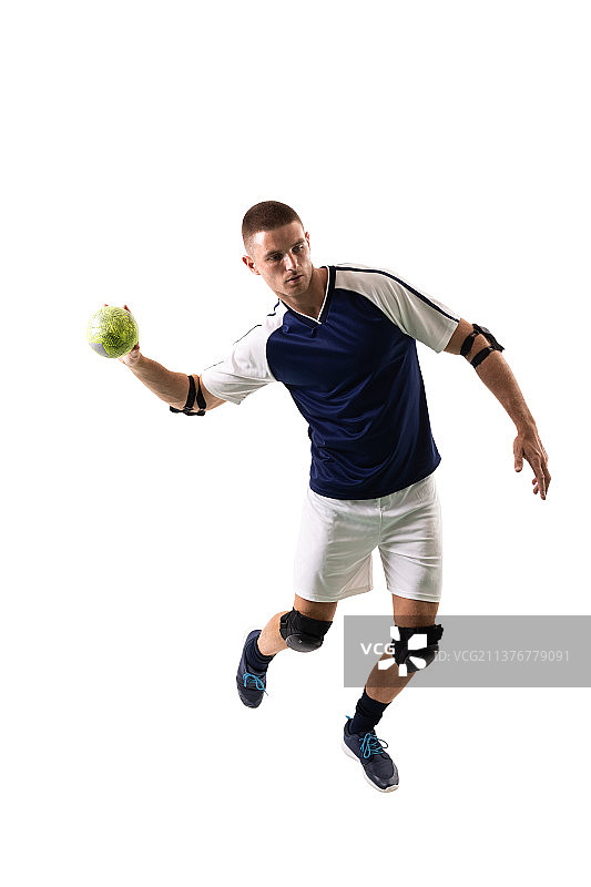 年轻白人男子在白色背景下投掷手球的全身照图片素材