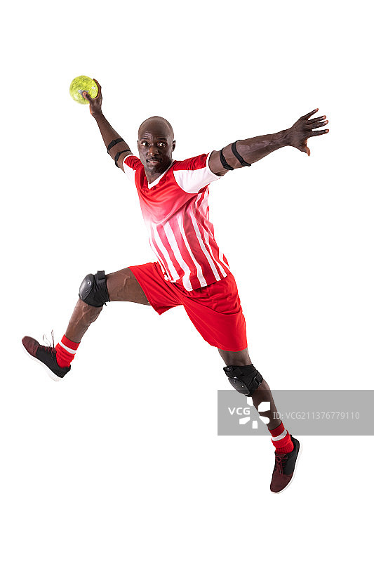 非裔美国手球运动员在白色背景下投球时跳跃图片素材