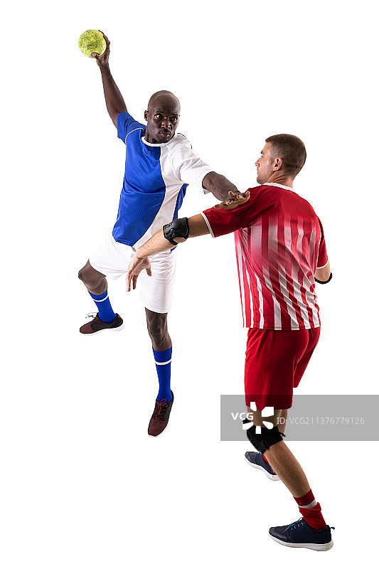 年轻的多种族男性球员在白色背景下打手球图片素材