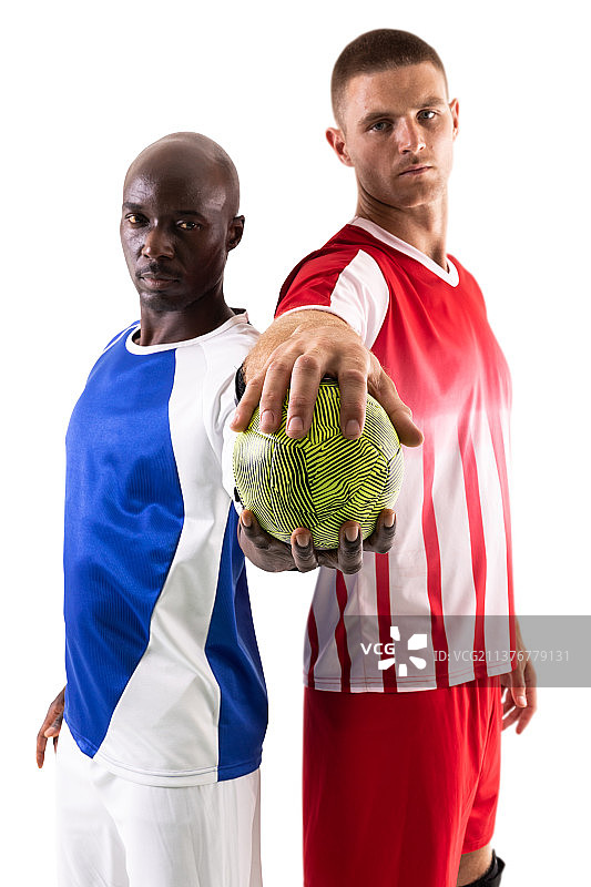 自信的多种族男子手球运动员在白色背景上手持绿球图片素材