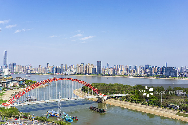 武汉晴川桥与武昌滨江城市风貌图片素材