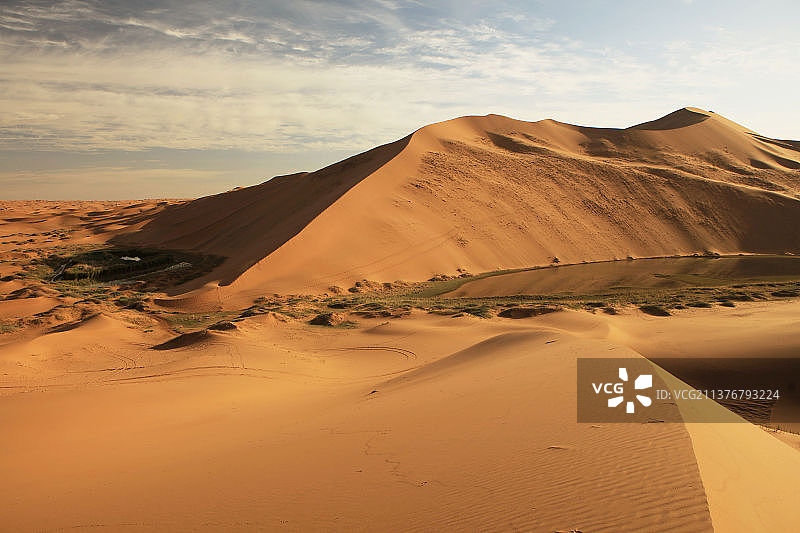 腾格里沙漠最高峰：香炉峰图片素材