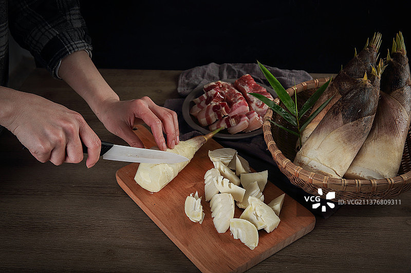 影棚拍摄的腌笃鲜竹笋图片素材