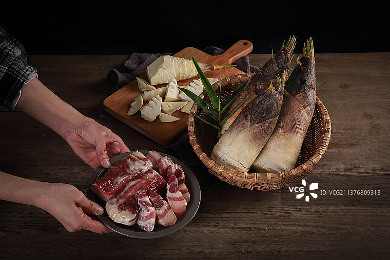 影棚拍摄的腌笃鲜竹笋图片素材