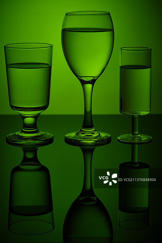 红黄蓝绿滤镜下的高脚杯图片素材