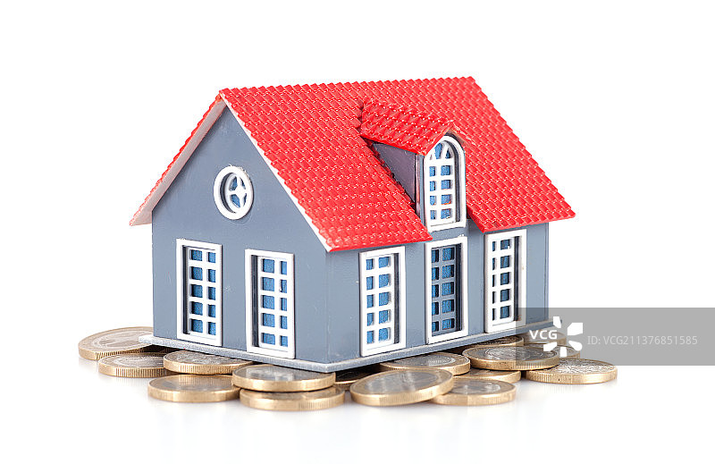 白背景上的硬币和小房子模型图片素材