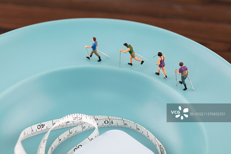 草帽盘上散步锻炼健康生活的人们图片素材