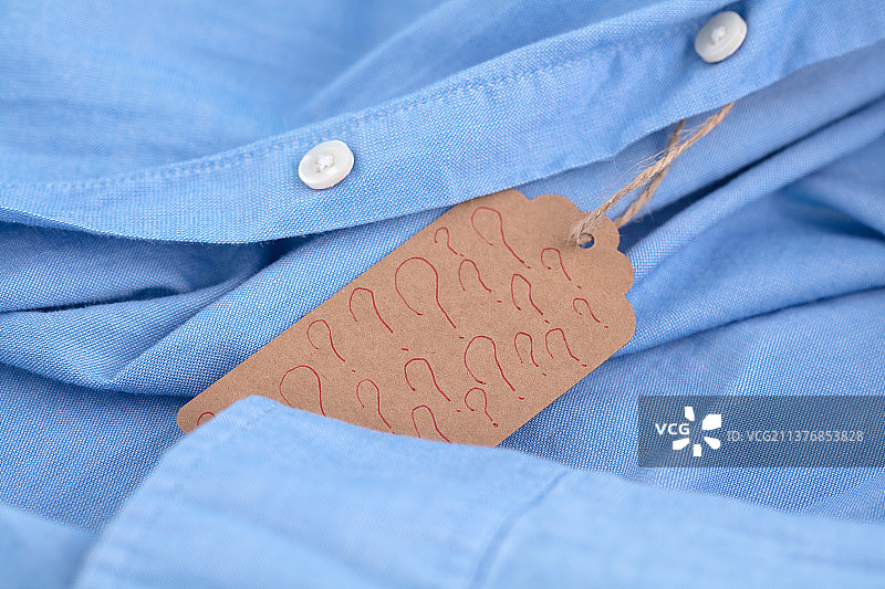 衬衣价格牌子上全是问号图片素材