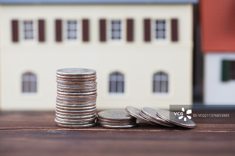 美元硬币在房子前图片素材