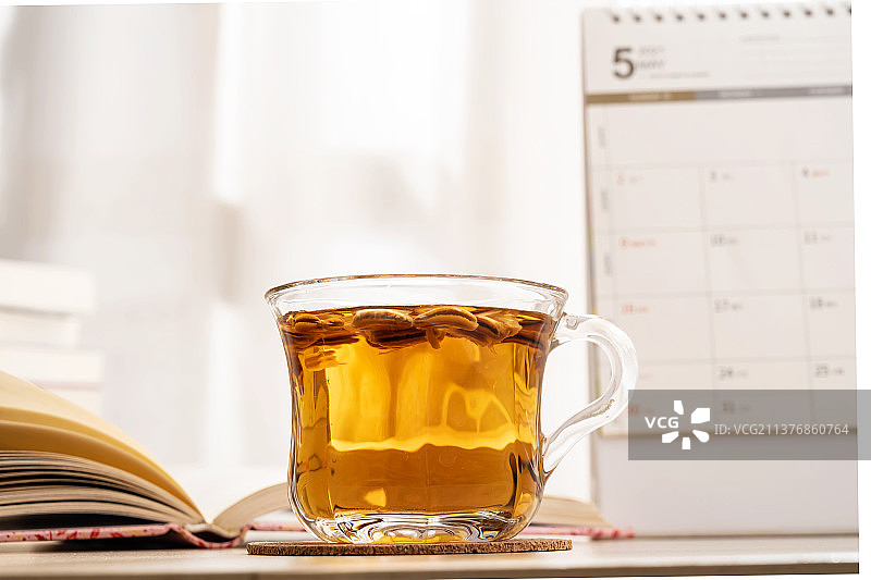 书桌上的保健茶罗汉果茶图片素材