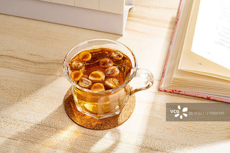 书桌上的保健茶罗汉果茶图片素材