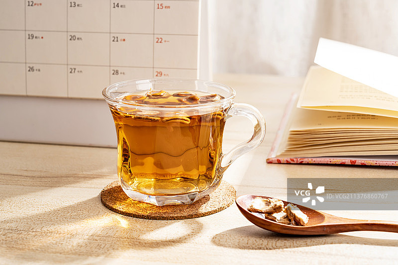 书桌上的保健茶罗汉果茶图片素材