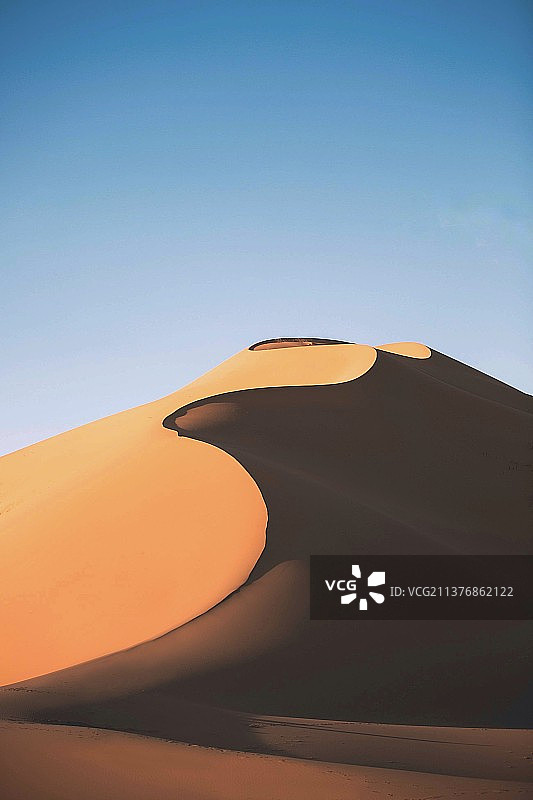 蓝天映衬下的沙漠风光图片素材