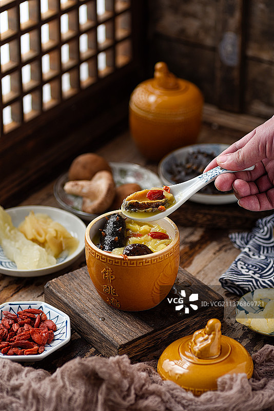 勺子里的鲍鱼佛跳墙怀旧复古木质纹底图片素材