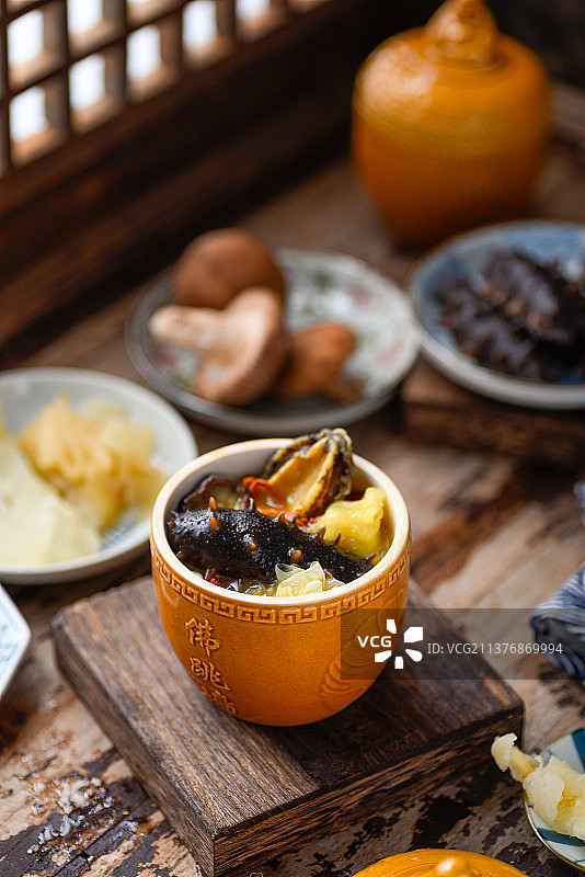 碗里的佛跳墙复古怀旧中式木质底纹图片素材