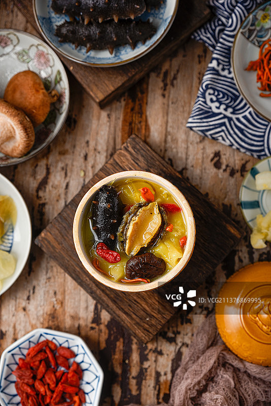 碗里的佛跳墙复古怀旧中式木质底纹图片素材