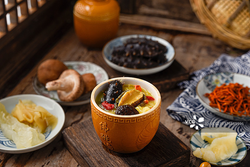 碗里的佛跳墙复古怀旧中式木质底纹图片素材