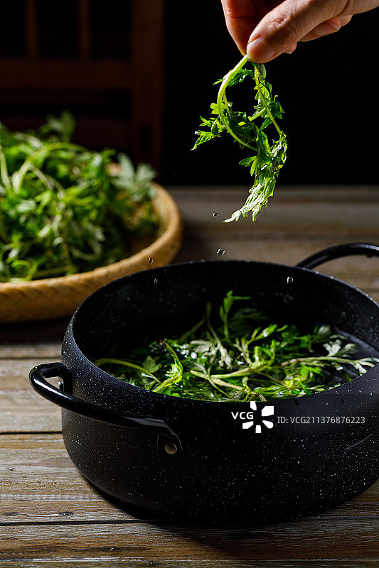 放在麦石锅里清洗的中国新鲜艾草图片素材