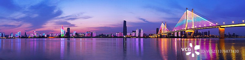 长江二桥和江岸区全景的夜景图片素材