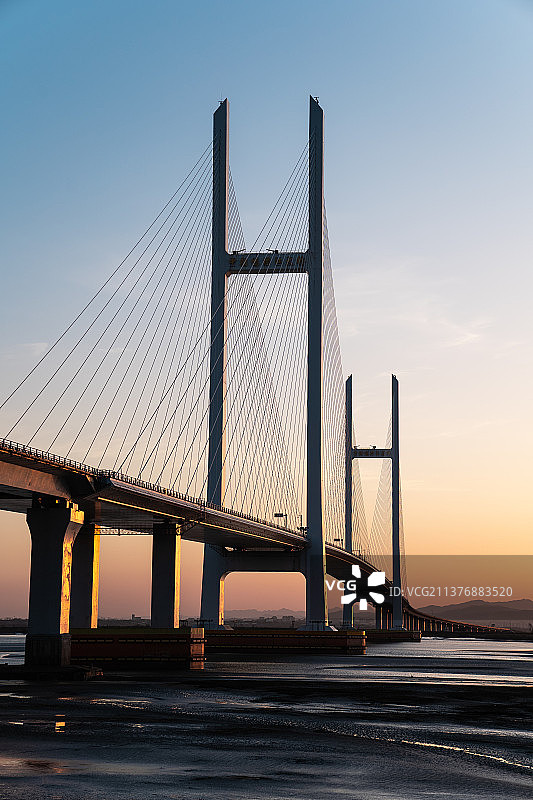 朝阳下的大桥图片素材