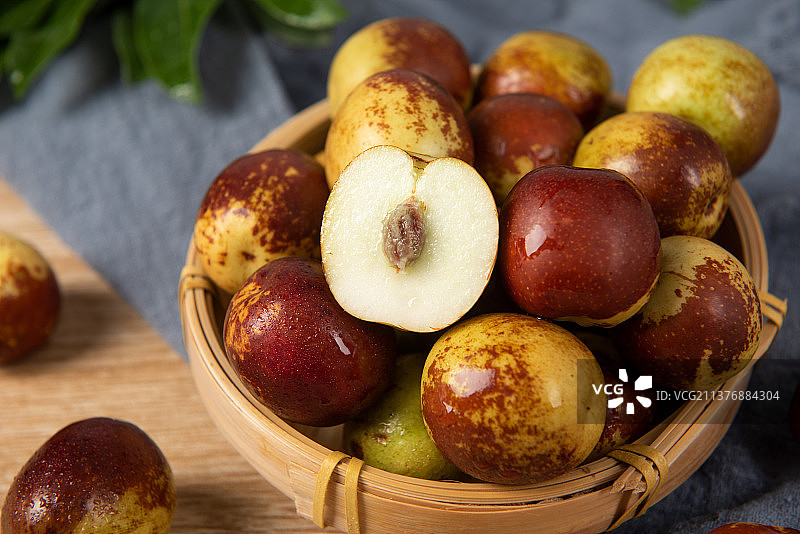 桌上的新鲜大枣图片素材