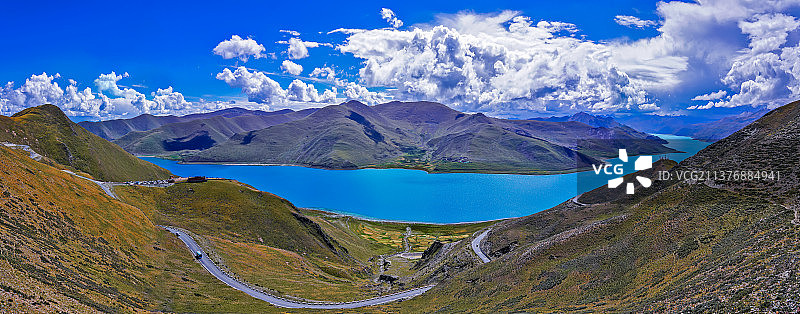 俯视山南高原上的蓝宝石-羊卓雍措（YamdrokTso）图片素材