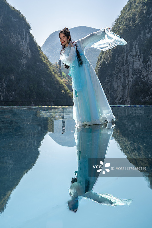 湖北恩施地心谷：“茶卡天空之镜中的土家美女如仙女下凡图片素材