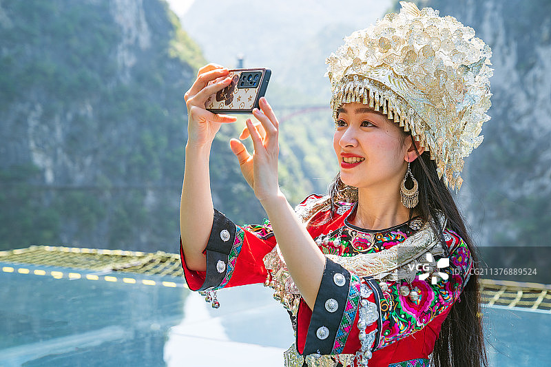湖北恩施地心谷：“茶卡天空之镜中的土家美女如仙女下凡图片素材