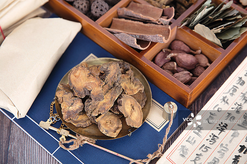 秤盘里的中药大黄和药盒里的各种草药图片素材