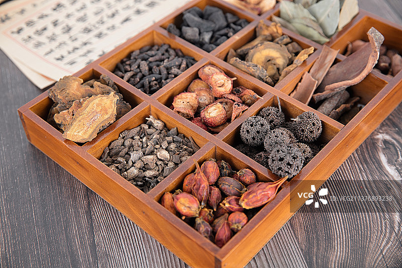 木盒里各种各样的中药药材图片素材