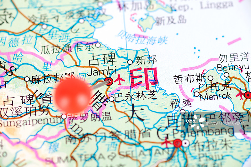 地图上被大头钉标注的印度尼西亚城市占碑图片素材