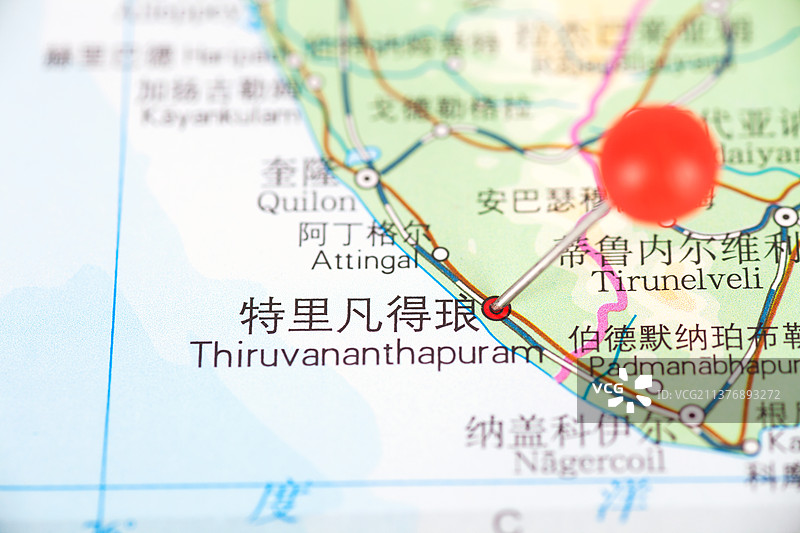 地图上被大头钉标注的印度城市特里凡得琅图片素材
