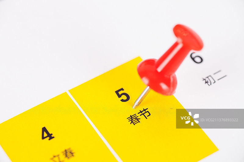 台历上被大头钉标注的中国传统节日春节图片素材